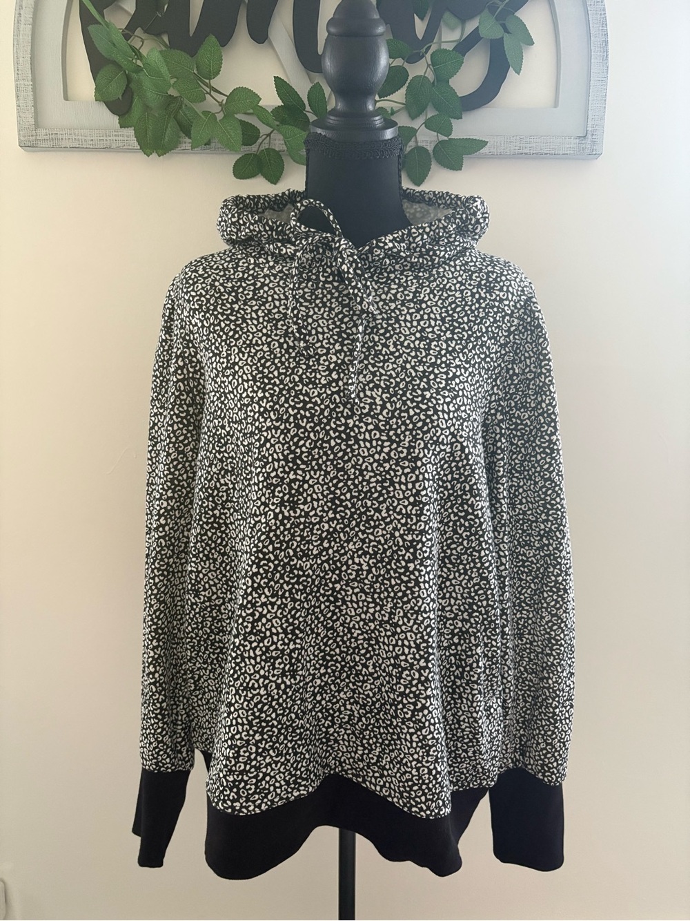 New Nine West Women’s Black & White Leopard Print Hoodie Top